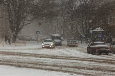 Odessa, Ukrayna-Ocak 16, 2018: Güçlü kar yağışı, Siklon kışın şehir sokaklarda. Arabalar karla kaplıdır. Kaygan yol. Kışın kötü hava: şiddetli kar yağışı ve kar fırtınası. Yayalar kar üzerinde gitmek