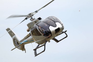 Odessa, Ukrayna - 4 Haziran 2013: Bulutlu bir günde yaz özel test ışık modern sivil helikopter iş sınıfı küçük bir özel Havaalanı sunumu