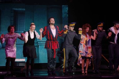 Odessa, Ukrayna, 17 Nisan 2012: Pop konser ikonik Rus şarkıcı Philip Kirkorov Odessa'daki. Ful ile parlak renkli ışık ve tiyatro gösterisi.