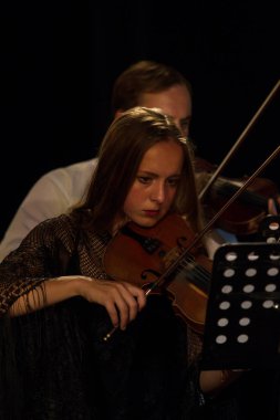 Odessa, Ukrayna - 19 Temmuz 2018: sahne alanı'nda Senfoni Orkestrası. Müzikal gösteri sahne tiyatro. Müzisyenler Senfoni Orkestrası, müzik aletleri. Caz Orkestrası sahne alanı'nda. Seçici odak
