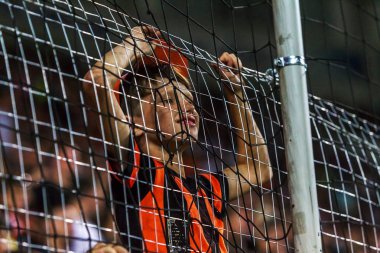 Odessa, Ukrayna 23 Temmuz 2018: Bir kalabalık futbol stadyumu. Ziyaret edenler stadyum standları dolu. Stadyumda futbol taraftarları. Taraftar standları sevinç, hafif ateş ve dalgalanan bayrak.