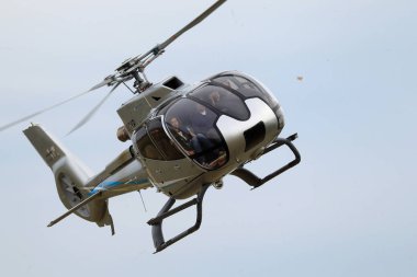 Odessa, Ukrayna - 4 Haziran 2013: Bulutlu bir günde yaz özel test ışık modern sivil helikopter iş sınıfı küçük bir özel Havaalanı sunumu