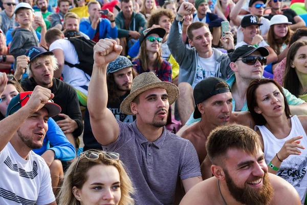 Odessa, Ukrayna -25 Ağustos 2017: büyük kalabalık, müzik sırasında rock konserinde hayranlarını gün boyunca. Seyirci kum Beach müzik ve spor festivali Z-Oyunlar sırasında