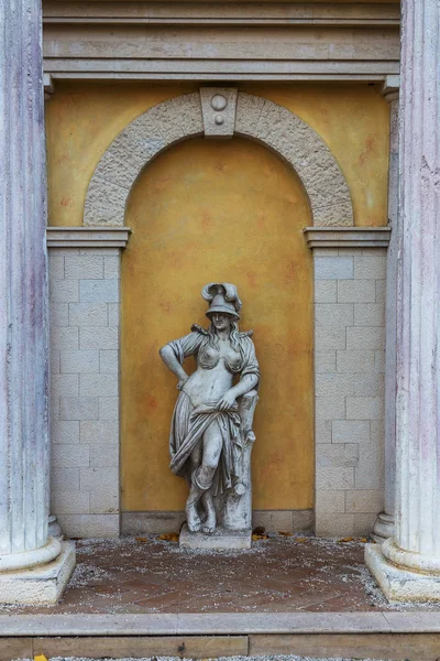 Copies Classic Greek Statues Adorn Facade Abandoned Hotel Plaster Copies — Stock Photo, Image