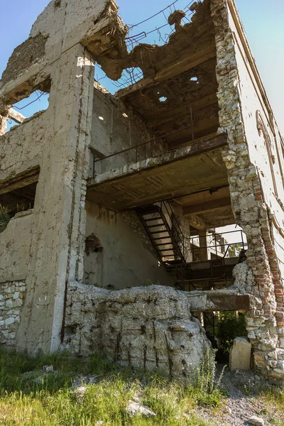 Abandonado Destruído Pela Explosão Bombardeando Bombardeando Edifício Destruído Buracos Conchas — Fotografia de Stock