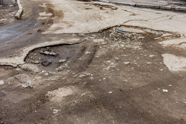 Κατεστραμμένο Ασφαλτοστρωμένο Δρόμο Λακκούβες Που Προκαλείται Από Κύκλους Ψύξης Απόψυξης — Φωτογραφία Αρχείου