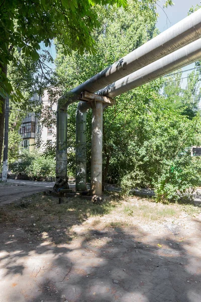 Cross'taki ısı boruları. İletken şehir Isıtma için ısı zemin, boru hattı yukarıda. Şehir Hava overground konut şehir çeyreğinde metal ısı yalıtımı ana Isıtma. Açık döşeme elektrik direkleri