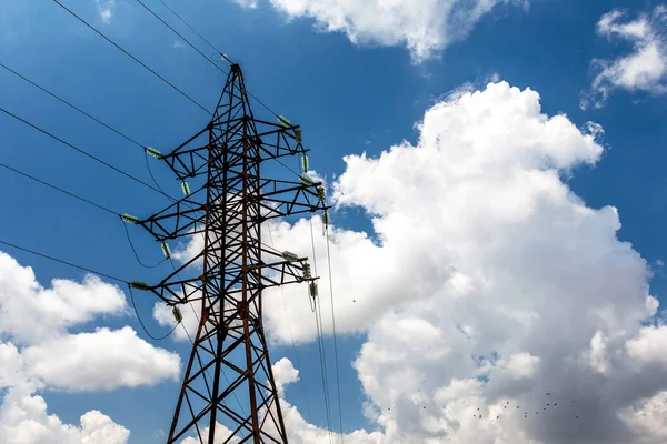 青い空を背景の高電圧電源パイロン — ストック写真