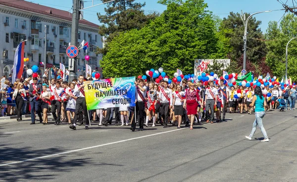 Novorossiysk, Rusya - 1 Mayıs 2018: Mayıs günü gösteri. Barış! İş! Mayıs! İnsanlar ile tatil geçit töreni sırasında Bayrak İşçi Bayramı kutlamak. 1 Mayıs günü tüm çalışan insanlar. Koloni içinde yürüyen insanlar