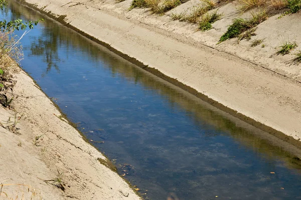 Gammal Torkar Upp Bevattning Kanal Med Resterna Vatten Botten Kanalen — Stockfoto