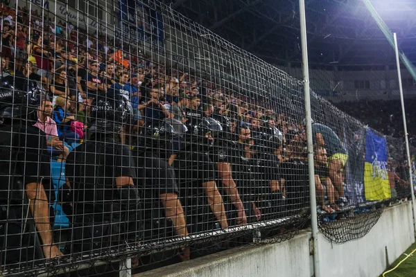 オデッサ ウクライナ 2018 サッカー スタジアムで観客の群衆 訪問者には スタジアムのスタンドが満ちています スタジアムでサッカーのファンです 立つ喜び ライトの火と手を振る旗のファン — ストック写真