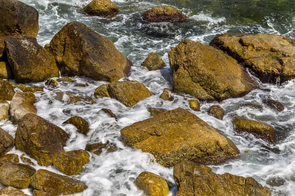 Une Grosse Vague Éclaboussante Eau Mer Battant Contre Les Rochers — Photo