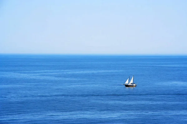 Schönen Ruhigen Morgen Meer Sommerlandschaft Mit Einem Einsamen Segelboot Minimalismus — Stockfoto