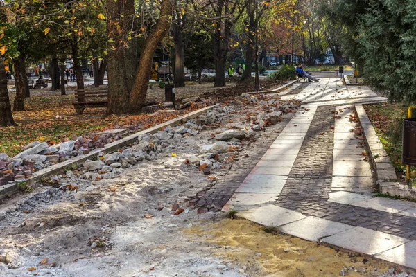 保加利亚瓦尔纳 2015年11月23日 在城市公园修理人行道的工人 更换旧铺路板 建造自行车道 改善社区城市服务 — 图库照片