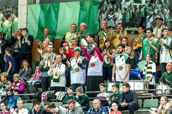 乌克兰敖德萨 2015年12月25日 篮球队的球迷和看台上的观众在激烈的德比比赛中 情绪上支持他们的球队 体育场 篮球俱乐部 — 图库照片