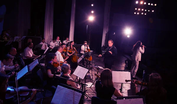オデッサ ウクライナ 2018 交響楽団ステージ上 ミュージカル劇場の舞台 交響楽団の楽器のミュージシャン ジャズ バンドのステージ上 選択と集中 — ストック写真