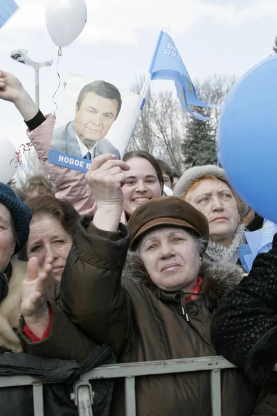 Одесса Марта Люди Митинге Поддержку Кандидата Президенты Виктора Януковича Одессе — стоковое фото