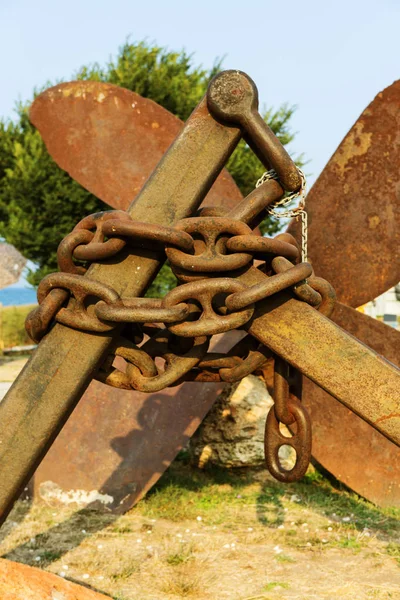 Vintage Rusty Anchor Avvolgimento Dissuasore Una Grande Catena Ancoraggio Ferro — Foto Stock