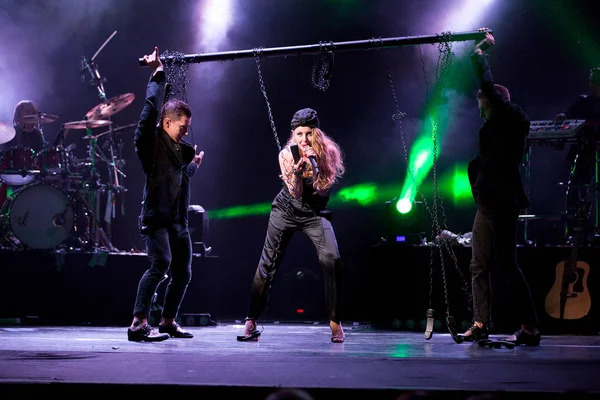 Odessa, Ukrayna - 20 Haziran 2014: bir konser yaratıcı ışık ve müzik sırasında klübünde gösterir. sahne alanı üzerinde bir kulüp partisi duman. Şarkıcı Tina Karol Ukrayna ve onun Caz Orkestrası