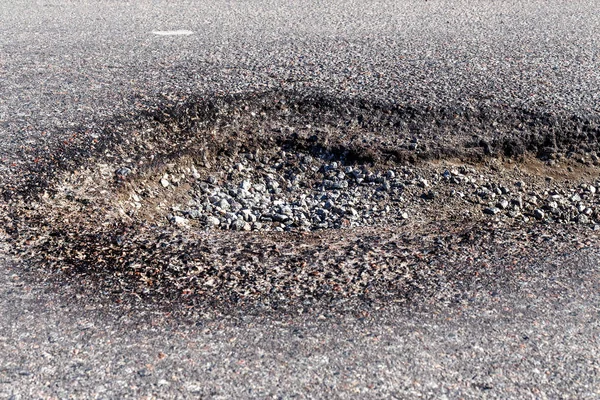 Asfalt Yol Ile Çukurların Dondurma Çözme Döngüsü Sırasında Belgili Tanımlık — Stok fotoğraf