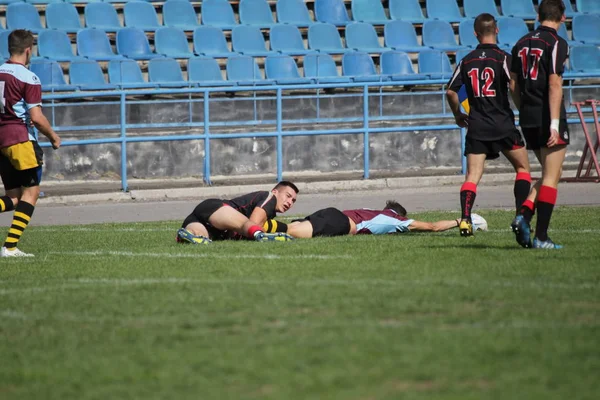 乌克兰敖德萨 2018年9月29日 最强的队 Rugby 的决赛在乌克兰的冠军 球场上的橄榄球球 一场橄榄球比赛是一场激烈的舞会 田径队运动员队员 — 图库照片