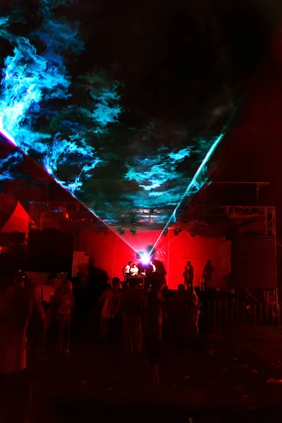 Işık Gösterisini Lazer Gösterisi Gece Kulübünde Partileri Müzik Ses Parlak — Stok fotoğraf