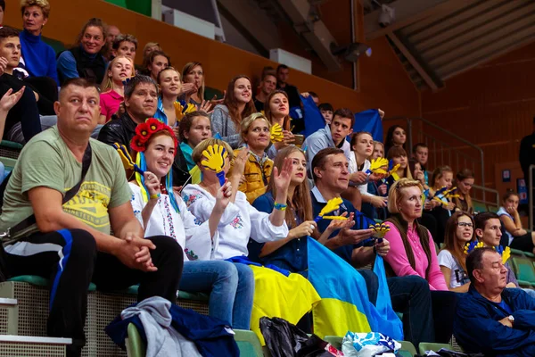 乌克兰敖德萨 2016年9月16日 在欧洲女子排球锦标赛中看台上的观众 每个游戏球迷的情感体验在操场上最喜欢的妇女队 — 图库照片
