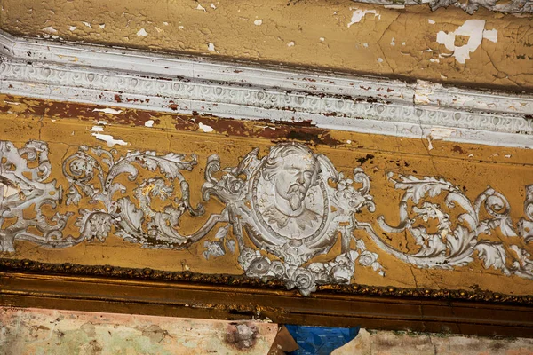 神秘的内部 一座被废弃的18世纪古建筑的废墟 旧的被毁的墙壁 有垃圾和泥巴的走廊 破坏成型 石膏装饰 — 图库照片