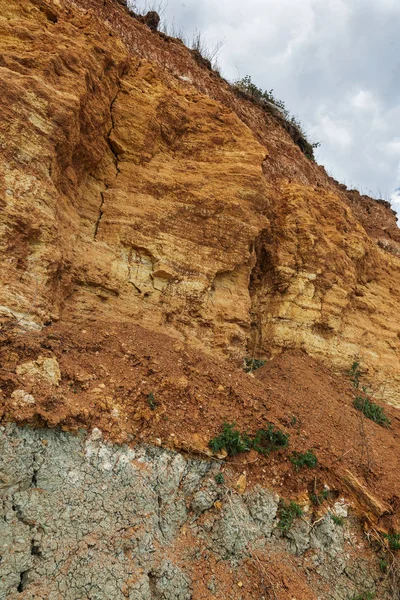 Mavi kil jeolojik birikintisi. Mavi kil nadir bulunan doğal bir kozmetiktir. Elmas depozitosunun bir işareti olan mavi kil elmas kimberlit boruyla ilişkilidir. Doğal jeolojik zenginlik