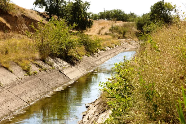 古い乾燥管の下部に水のままの用水路を クリミア自治共和国の灌漑水路の封鎖 人工乾燥 灌漑農業の崩壊します — ストック写真