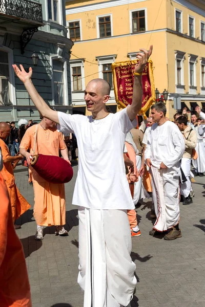 Odessa Ukraine April Devotees Hare Krishna Dancing Carnival Revelers Vaishnava — Stock Photo, Image