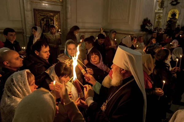 乌克兰奥德萨 2015年4月11日 复活节 东正教教区居民 在基督复活的大宴席上 从耶路撒冷来的圣火 东正教复活节 — 图库照片