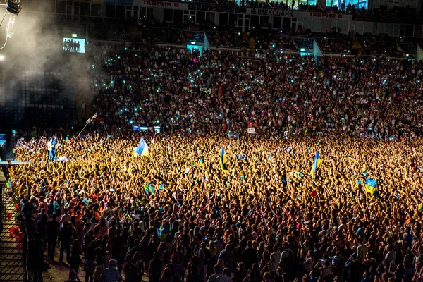 Odessa Ucrânia Junho 2014 Uma Grande Multidão Pessoas Divertindo Estádio — Fotografia de Stock