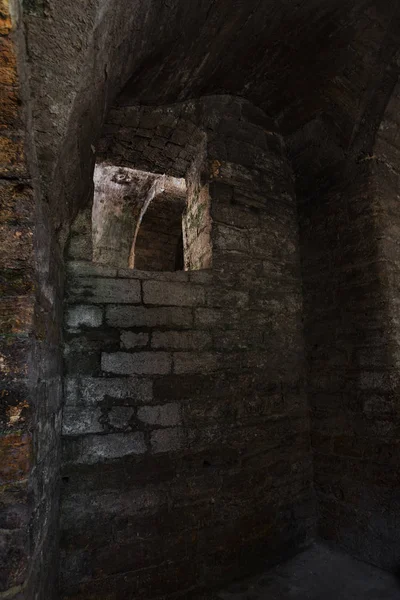 Viejo Túnel Abandonado Una Bodega Subterránea Entrada Catacumbas Mazmorra Antigua —  Fotos de Stock