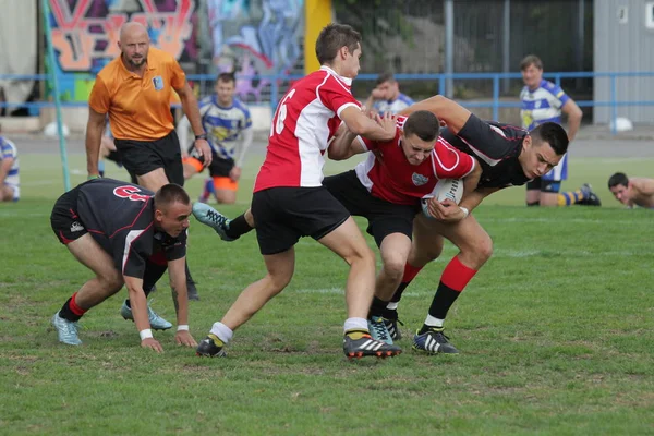 Odessa, Ukrayna - 29 Eylül 2018: Final Oyunları Şampiyonası Ukrayna'nın en güçlü takımları Rugby-7. Rugby topu alan üzerinde. Rugby topu için ağır mücadele sahip. Takım sporcular oyuncular sahada