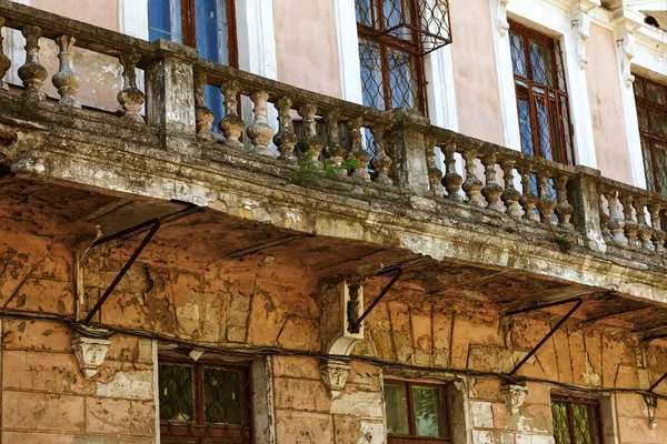 Staré Zarostlé Ruiny Kamenné Balustrády Staré Antické Balkon Zřícenina Žebříky — Stock fotografie