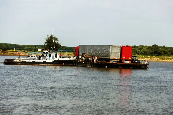 Kleine Private Flussfähren Über Die Donau Befördern Lange Autos Eine — Stockfoto