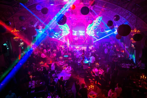 Odessa - 27 Nisan: yeni modern ışık gösterisi ful ziyaretçi tatil sezonu, 27 Nisan 2014, Odessa, Ukrayna'nın beklentisiyle prova gece kulübü