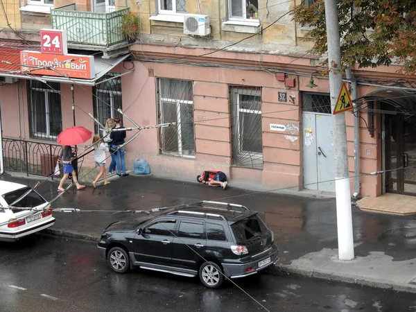 Odessa Ucrania Octubre 2015 Vagabundo Acurrucó Durmiendo Calle Pasando Por — Foto de Stock