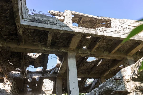 Abandonado Destruído Pela Explosão Bombardeando Bombardeando Edifício Destruído Buracos Conchas — Fotografia de Stock