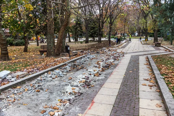 保加利亚瓦尔纳 2015年11月23日 在城市公园修理人行道的工人 更换旧铺路板 建造自行车道 改善社区城市服务 — 图库照片