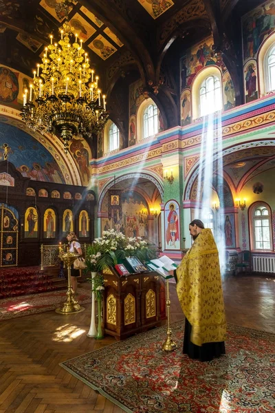 乌克兰奥德萨 2012年9月2日 东正教教堂 圣像和美丽的历史建筑拱门的内部 来自窗户的不寻常的光线 牧师服务 — 图库照片