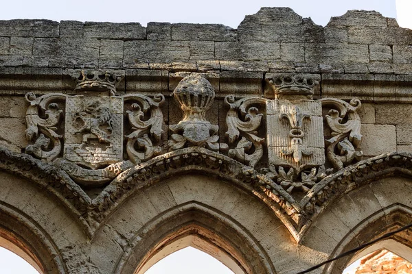 Eski bina sanat Barok tarzında 18. yüzyıl heykel tasarım detay. Oyma süslemeler, kısma, aile arması ve hanedanlık armaları binanın cephesinde. Cephe heykel
