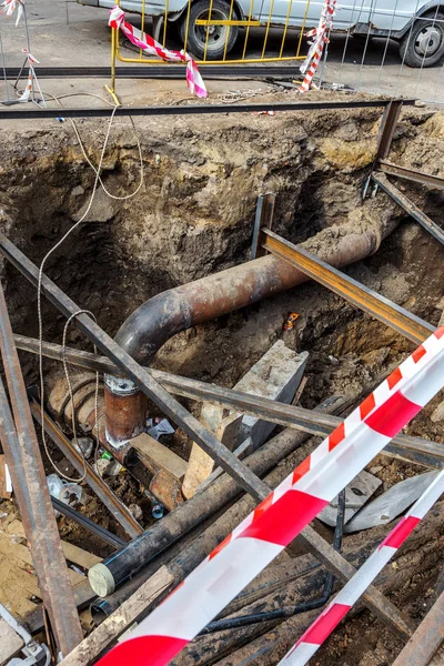 Odessa, Ukrayna-Ekim 18,2015: Modern teknolojileri bina. Yükleme noktası'nın altında otoyol delme tarafından plastik boru. Kablo ve boru çekme yeraltı Stroebe delinmiştir. Modern karmaşık plastik boru döşeme
