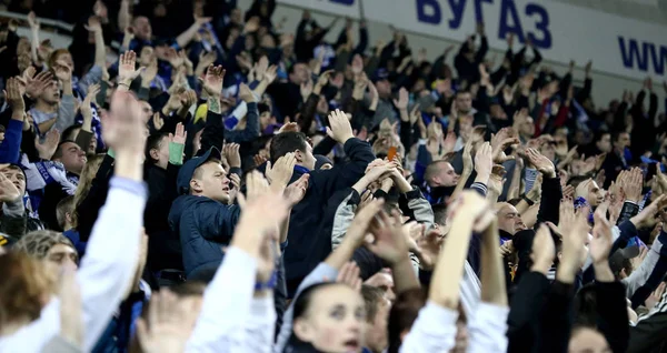 Odessa, Ukrayna - 10 Temmuz 2013: duygusal futbol taraftarları Stadı nda futbol kulübü Chernomorets, 10 Temmuz 2013, Odessa, Ukrayna bir oyun sırasında destek