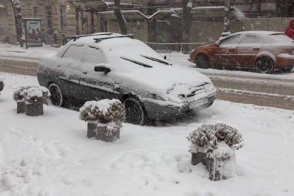 オデッサ ウクライナ 2018 強い降雪 冬の街でサイクロン 車は雪で覆われています 滑りやすい路面 冬の悪天候 大雪と吹雪 歩行者が雪の上に行く — ストック写真