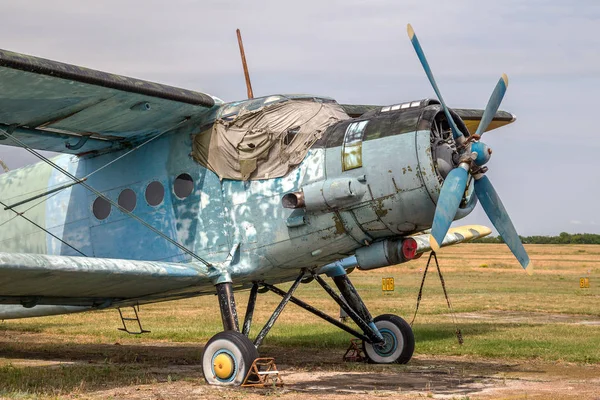 乌克兰奥德萨 6月4日 二战期间著名的老独式苏联飞机站在机场上 进行维修 Kikuruznik 飞机军用和民用应用 — 图库照片