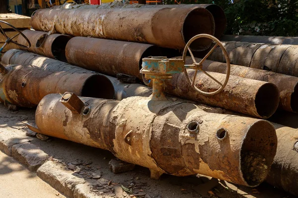 Eski büyük su boruları parçaları. Sonra uzun yıllar çalışma yok edilen metal boru yok edildi. Sebze çelik boru delik korozyon ile. Paslı metal boru. Seçici odak