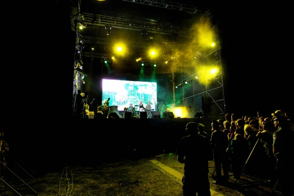オデッサ ウクライナ 2011 創造的な光と音楽をファッショナブルなジャズ オーケストラの中に 夜に屋外のロック コンサートに群衆が公開されました 観客の喜びと楽しさで挙手 — ストック写真