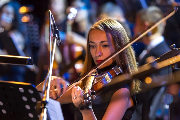 Odessa, Ukrayna 14 Ağustos 2018: Müzikal gösteri, çeşitli Senfoni Orkestrası Odessa Ulusal Opera ve Bale Tiyatrosu sahnesinde. Orkestra Enstrümanları müzisyenler sahne tiyatro sahne,